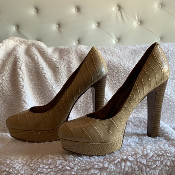 BCBGeneration/ Size 8 1/2/ Snake Pattern Cream BG Jodie Platform thick heel. - Picture 2 of 7